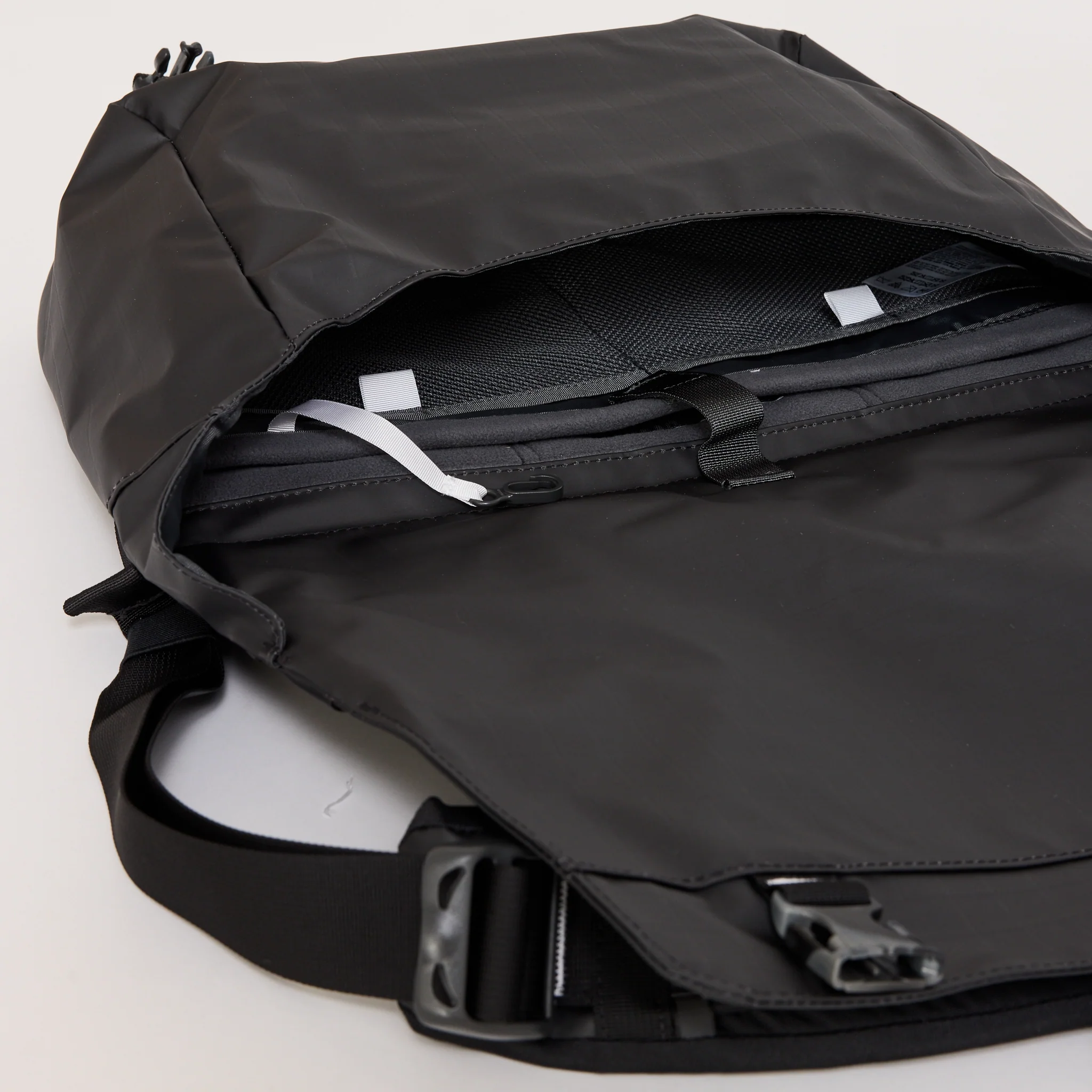 Base Camp Voyager Messenger Bag TNF Black - Image 5